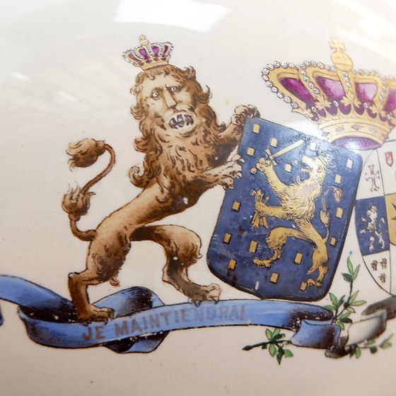 Image 1 of Grote wijnkaraf versierd met de wapenschilden van koning Willem III en de koningin
