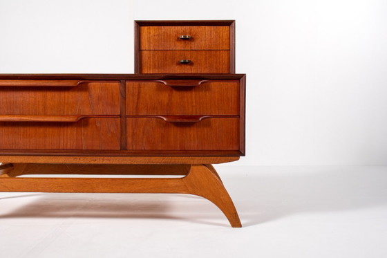 Image 1 of Cómoda baja de teca de mediados de siglo con espejo – Cómoda danesa de estilo lowboy, década de 1950