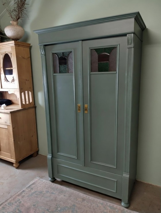 Image 1 of Vintage kledingkast met glas in lood raampjes - Oud groen