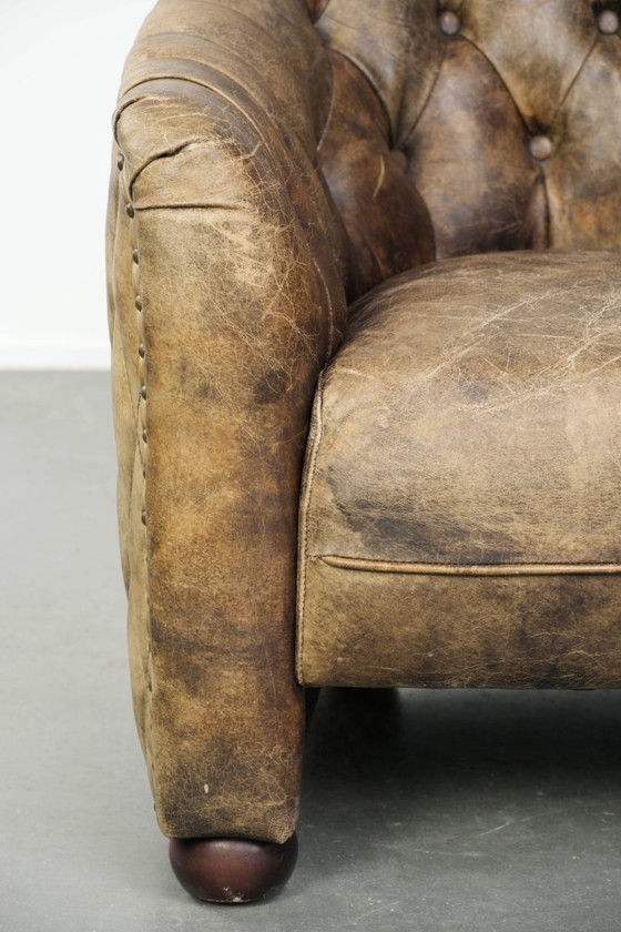 Image 1 of Einzigartiger, stilvoller und bequemer Chesterfield-Clubsessel aus Kuhfell mit einer wunderschönen Farbkombination.