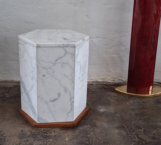 Image 1 of Tavolino laterale con piedistallo monolitico esagonale in marmo di Carrara italiano