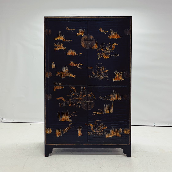 Image 1 of Cabinet chinois avec décorations dorées peintes à la main