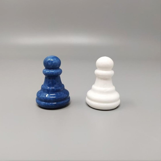 Image 1 of Jeu d'échecs élégant bleu et blanc des années 1970 en albâtre de Volterra, fait main. Fabriqué en Italie.