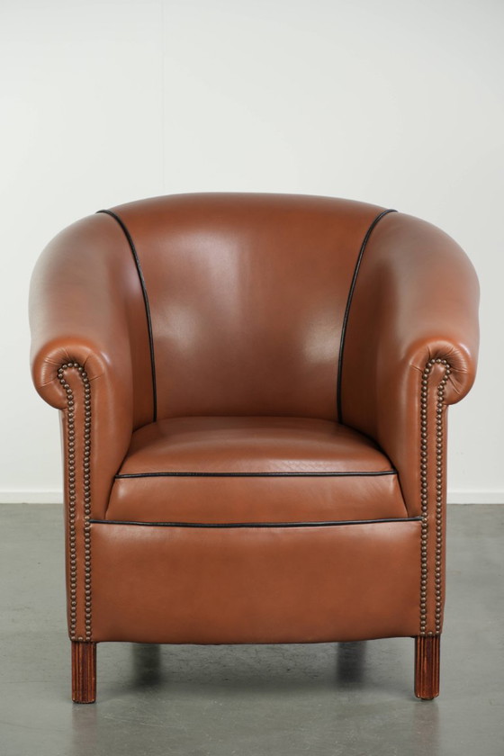 Mooie Engelse rundleren clubfauteuil met een luxe afwerking en een goede uitstraling – Leather (photo 2 of 12)