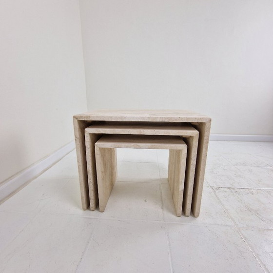 Image 1 of Italienische Beistelltische aus Travertin mit Rillenmuster aus den 1980er Jahren – 3er-Set