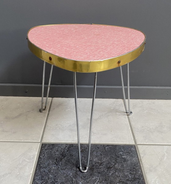 Image 1 of rot-weißer dreieckiger Blumentisch aus den 1960er Jahren (sieht rosa aus)