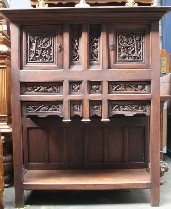 Commode à deux caissons de style néo-gothique. – Vaisseliers (photo 4 of 6)