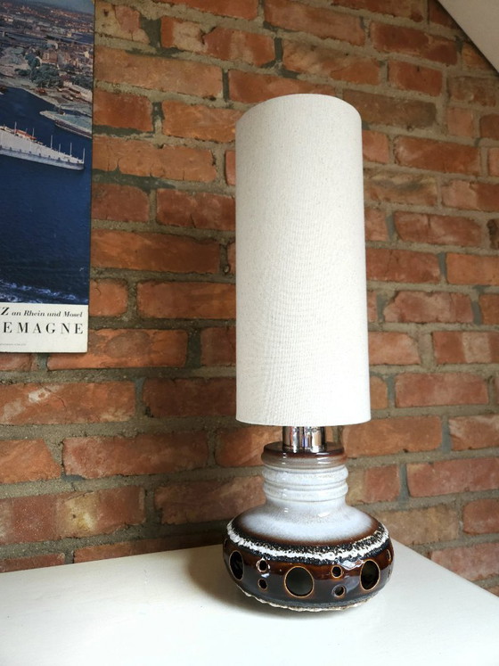Image 1 of Vintage keramieken tafellamp; retro aardewerken lampenvoet van Herda met nieuwe handgemaakte lampenkap, west germany, fat lava t