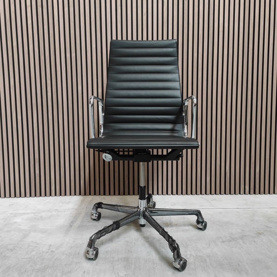 Image 1 of Sedia da ufficio Vitra Eames EA 119 in pelle nera premium