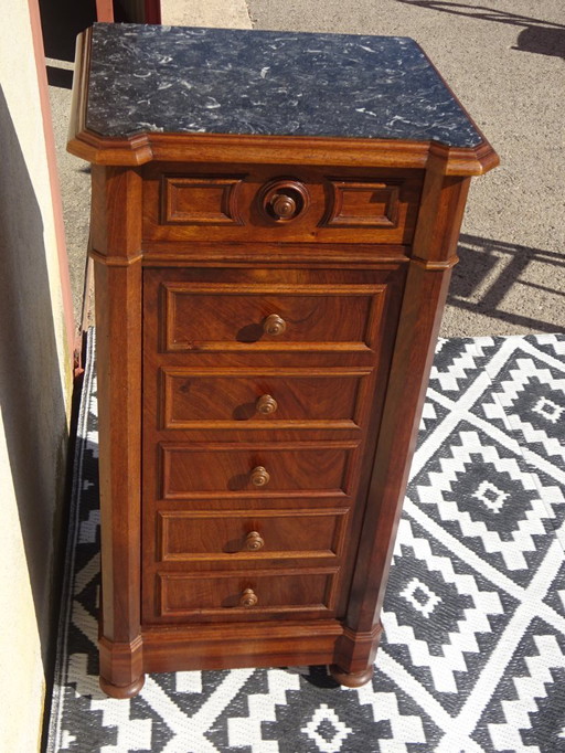 Mesita de noche de nogal estilo Luis Felipe con falsos cajones