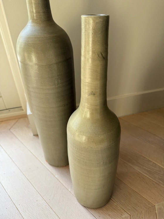 Image 1 of 2 vasi decorativi alti e stretti verde oliva a forma di bottiglia