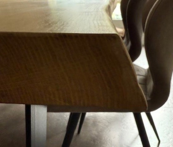 Image 1 of Tavolo ricavato da un tronco d'albero in un unico pezzo