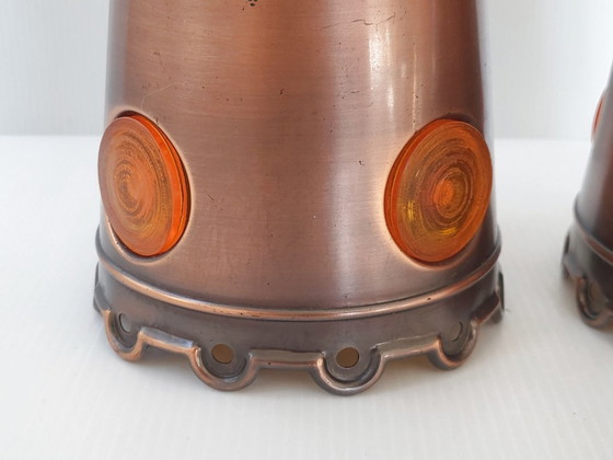 Image 1 of PAAR VINTAGE BRUTALISTISCHE HANGLAMPEN UIT DE JAREN 70, GEMAAKT VAN KOPER EN ORANJE PLASTIC.
