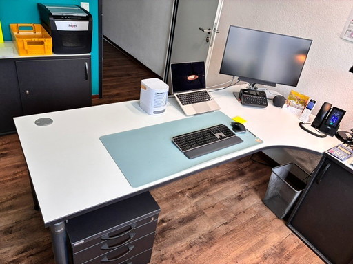 2x table de bureau, d'occasion, blanc/gris, Palmberg, pour un poste de travail max. confortable