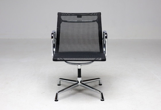 Image 1 of ENSEMBLE DE QUATRE CHAISES PIVOTANTES EMBLÉMATIQUES EA108 EAMES « ALUMINUM GROUP » DE VITRA, EN NOIR