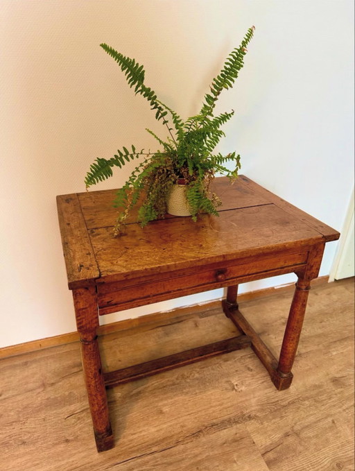 Table d'appoint ancienne en noyer avec tiroir.