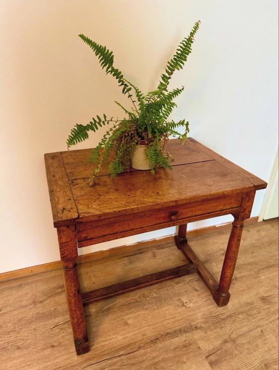 Image 1 of Antiker Beistelltisch aus Nussbaumholz mit Schublade.