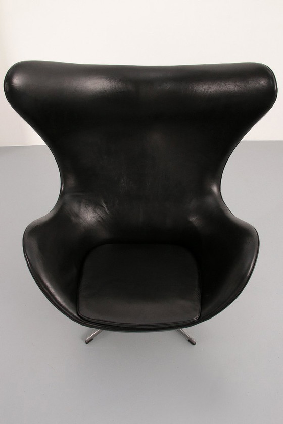 Image 1 of Sedia Egg - Arne Jacobsen, Danimarca, 1960 - Pelle nera di Fritz Hansen