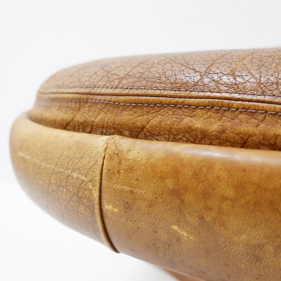 Image 1 of Poggiapiedi girevole in pelle marrone con base in metallo - De Sede, Svizzera.