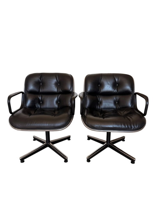 Image 1 of Een paar authentieke Charles Pollock directiestoelen voor Knoll - zwart leer & Skai