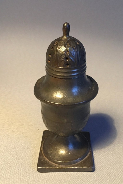 Pimentero antiguo de peltre