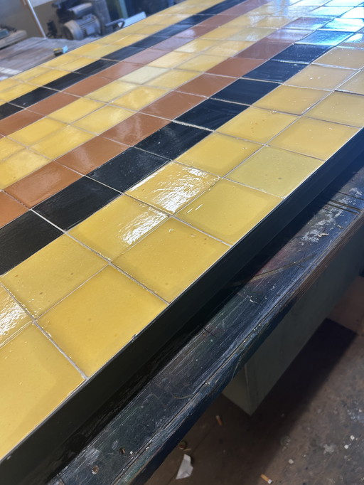 Hippe Marokkaanse binnentafel van tegels uit Fez