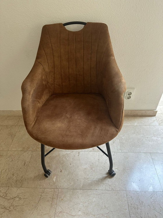 Image 1 of Mesa redonda con 4 sillas móviles a juego.