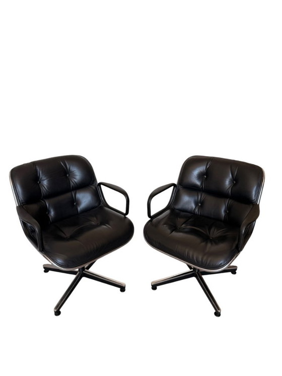 Image 1 of Een paar authentieke Charles Pollock directiestoelen voor Knoll - zwart leer & Skai