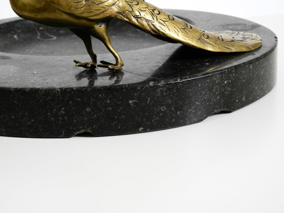 Image 1 of Wunderschönes, großes Tablett aus schwarzem Granit mit einem Pfau aus Messing, um 1920