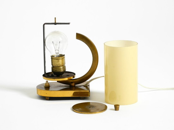 Image 1 of Lampe de table en laiton des années 1940, rare et magnifique, avec abat-jour en verre opale.