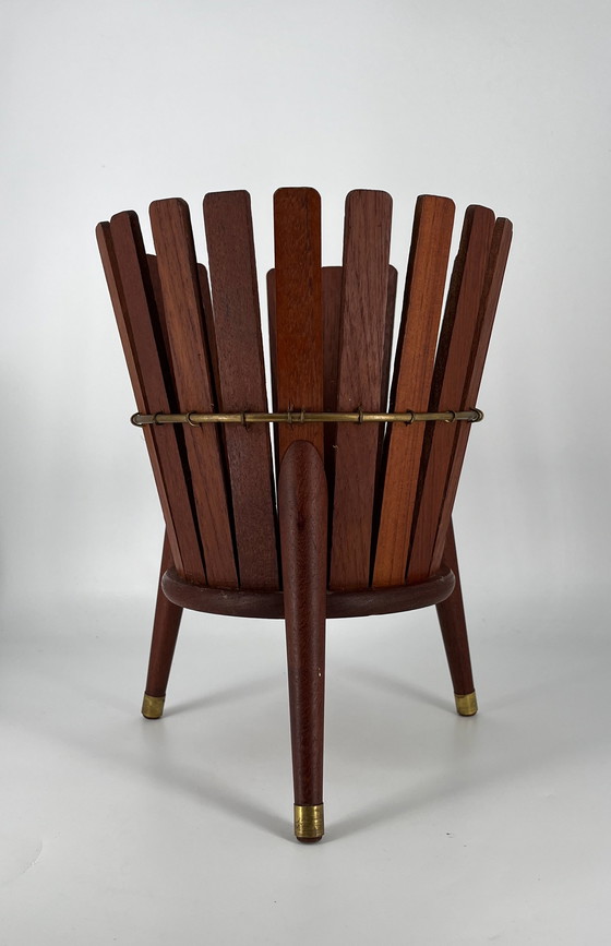 Image 1 of Maceta, jardinera de teca de latón de mediados de siglo Dinamarca