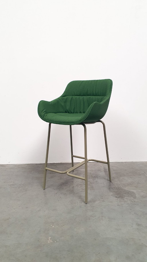 Sgabello da bar di design alto MDD Baltic Soft Duo in tessuto plissettato verde