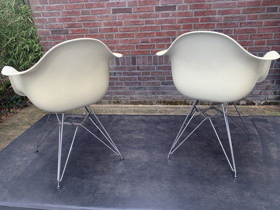 Image 1 of 2 x Fauteuil Vitra Eames en plastique DAR