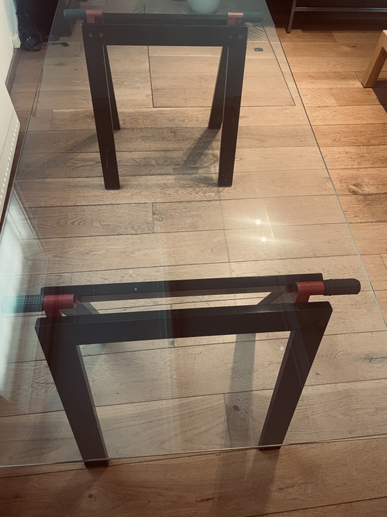 Gaetana Design Bureautafel Met Transparant Glazen Blad Zwart Metalen Poten met rood accent – Zanotta (photo 11 of 13)