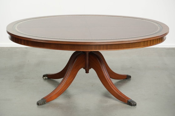 Eleganter ovaler Couchtisch mit roter Lederplatte im englischen Stil mit schönen Details aus dem 20. (photo 2 of 10)