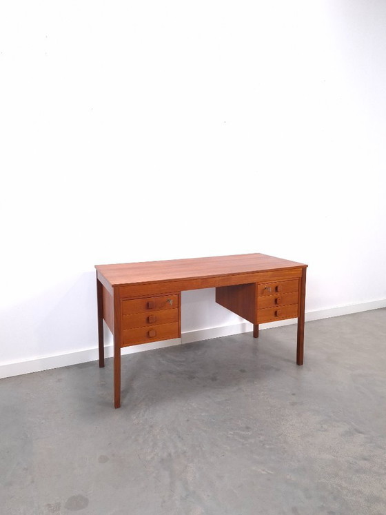 Image 1 of Teak vrijstaand bureau met lade uit Denemarken