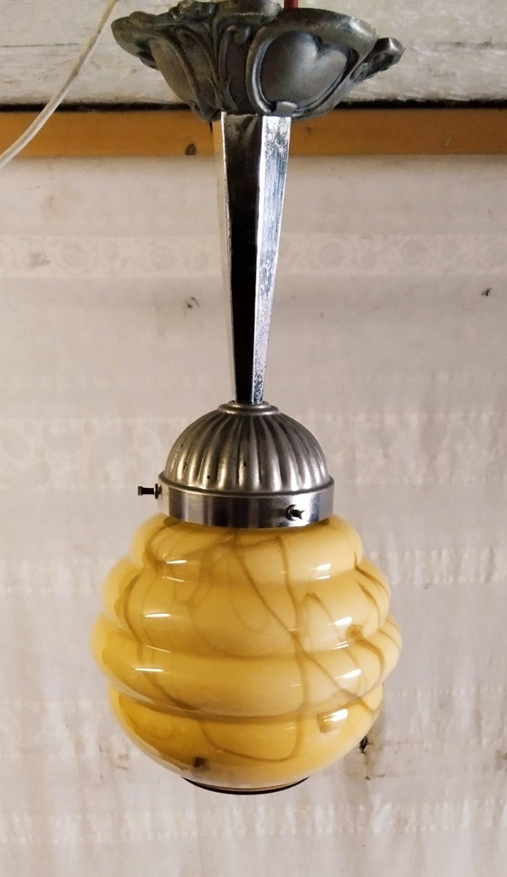 Image 1 of Art Deco hanglamp met gemarmerde olain bol en tinnen bevestiging - midden 20e eeuw