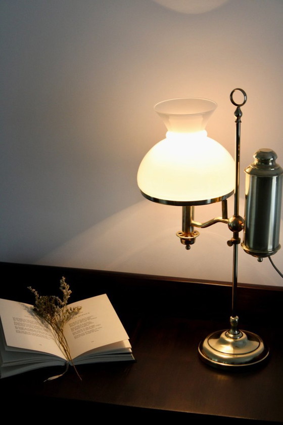 Image 1 of Lámpara inglesa en latón y opalina