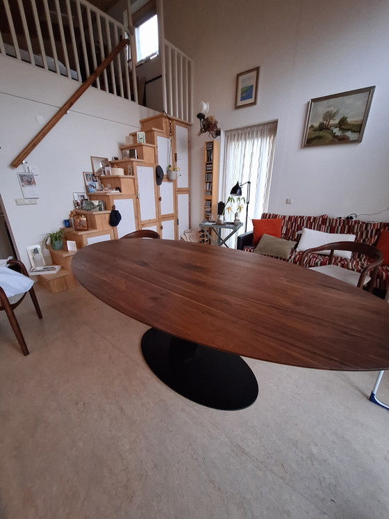 Image 1 of Mesa ovalada de madera de nogal