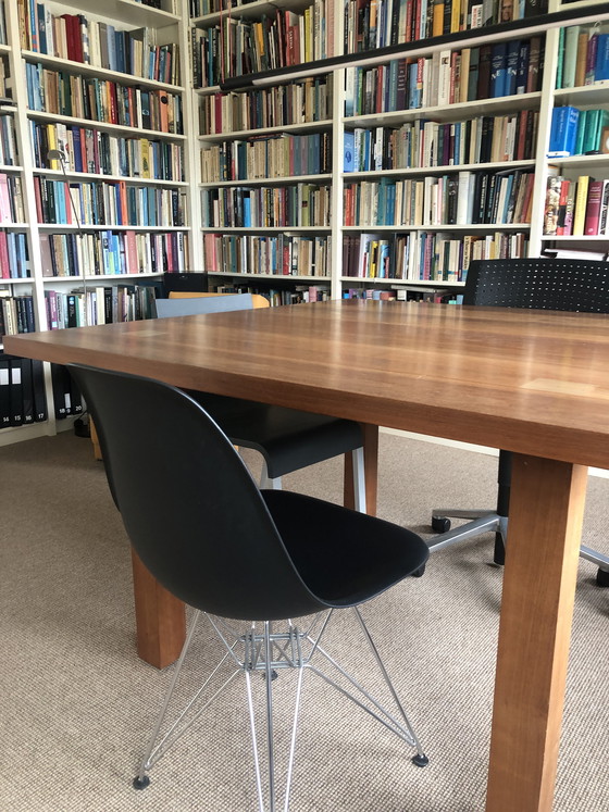 Image 1 of Massief houten tafel van Italiaans designmerk Riva 1920  maten 125x124,5x76,5, 4 poten 8x8 cm. Geschikt als eettafel voor 4 pers