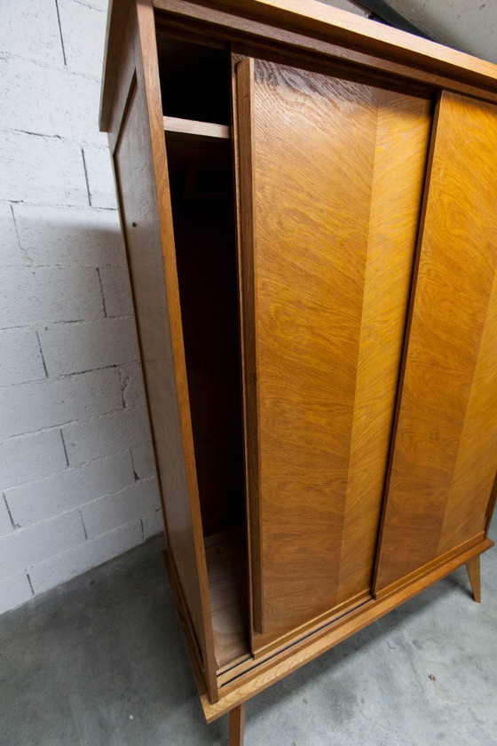 Image 1 of Kledingkast uit de jaren 50 met kompasvormige poten, schuifdeuren en een nieuw bovenblad.