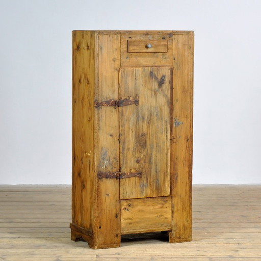 Rustikaler Kiefernschrank, um 1920
