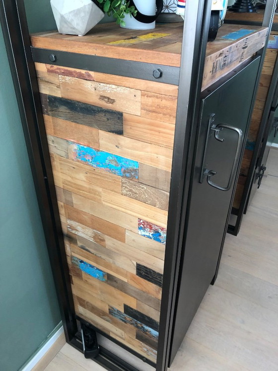 Wall cabinets – Metal (photo 8 of 11)