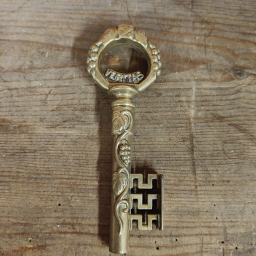 Vintage-Korkenzieher und Flaschenöffner aus Messing – schlüsselförmiges Design „VERITAS IN VINO“.