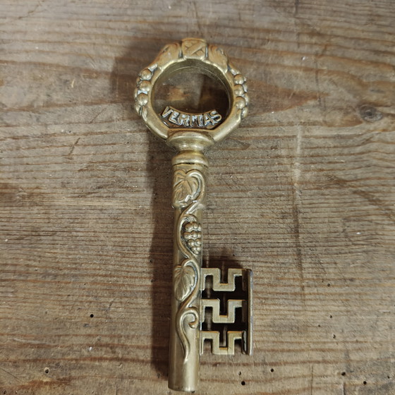 Image 1 of Vintage messing kurkentrekker en flesopener – sleutelvormig "VERITAS IN VINO"-design