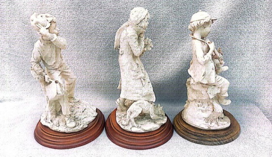 Ensemble de 3 statues de Capodimonte, vintage, en bon état – Sculptures, Porcelain, Wood (photo 4 of 8)