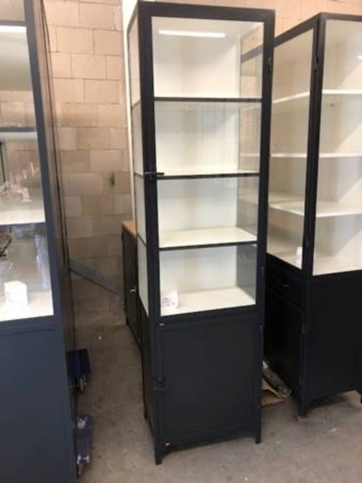 Armoire à pharmacie