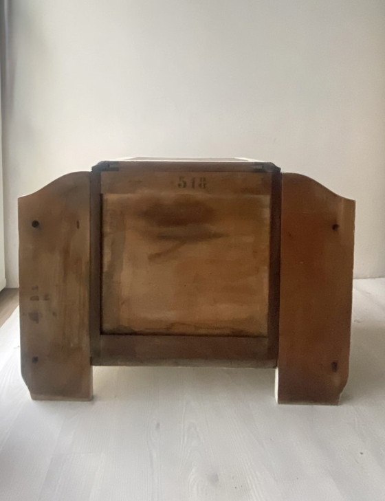 Image 1 of Mesita de noche Art Déco: profundo contraste entre la madera de nogal y la pintura color crema.