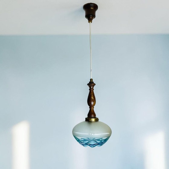 Mid-Century-Modern-Pendelleuchte aus Teakholz und blauem Kunstglas, 1960er Jahre – Pendelleuchten, Wood (photo 2 of 9)