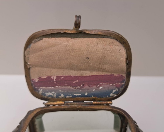 Image 1 of Joyero francés antiguo – Cristal facetado y latón (c. 1900)